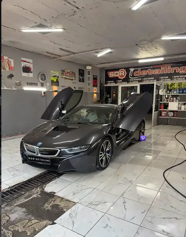 Kapıları açık BMW i8, SDR Detailing stüdyosunda