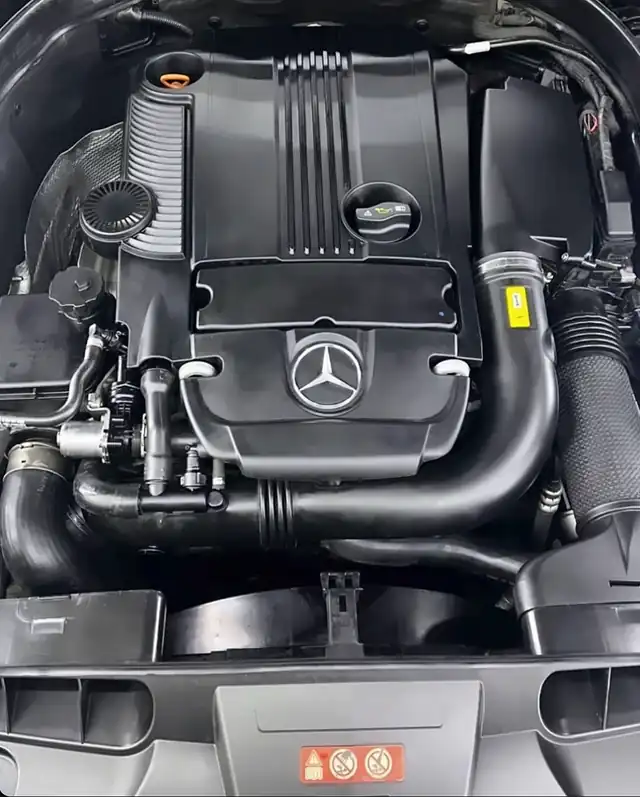 Temizlenip korunmuş Mercedes-Benz motor bölmesi